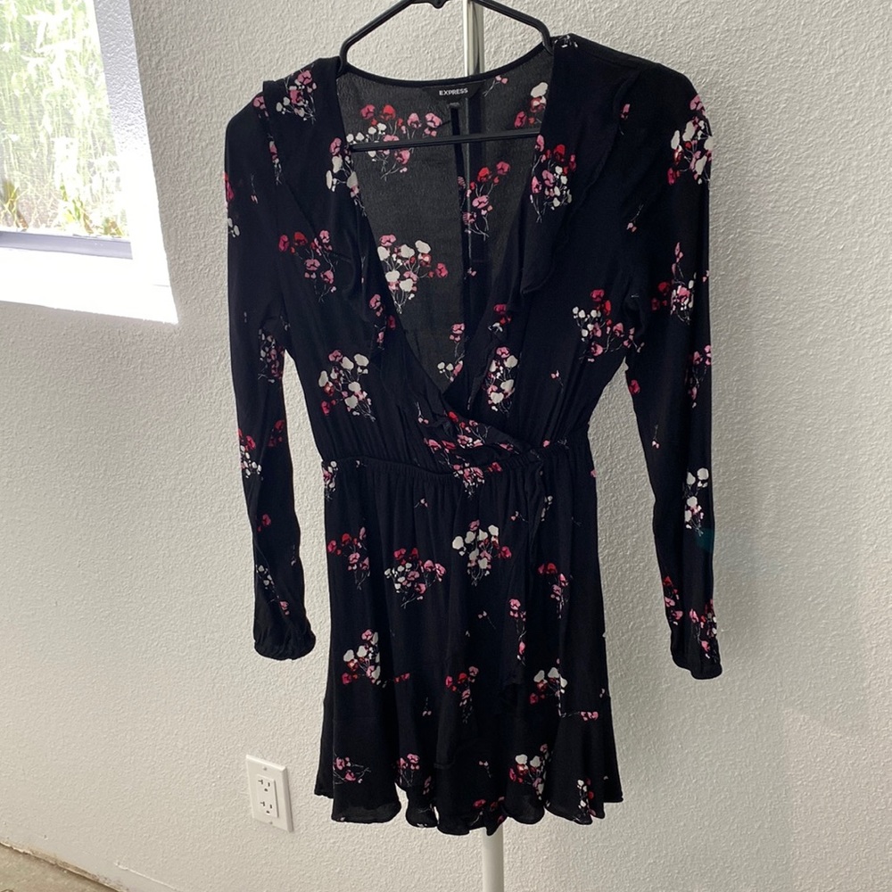Express Dress with small flower print and soft ruffle collar
